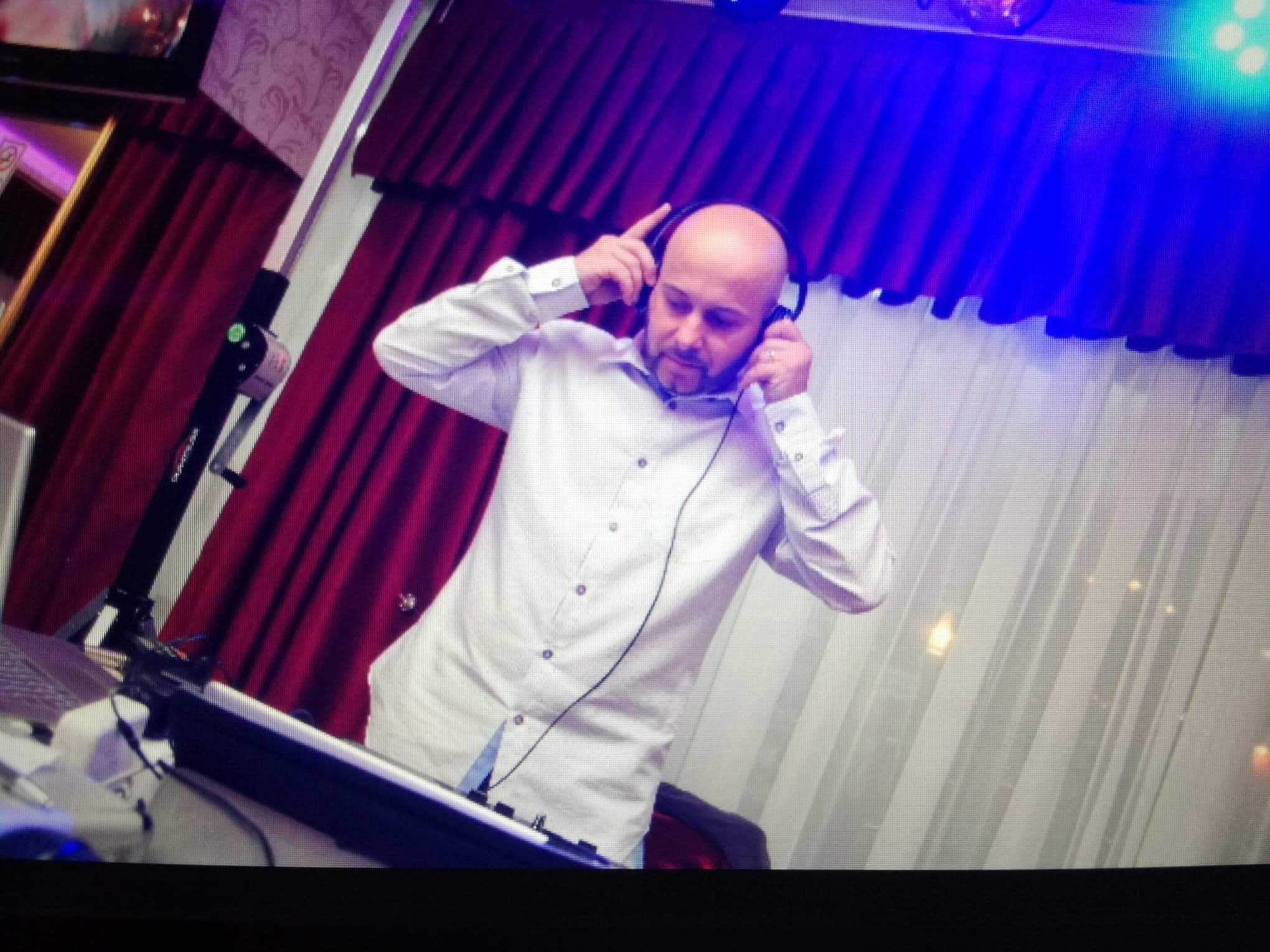 DJ Eduard Mix la consolă nuntă București cu lumini