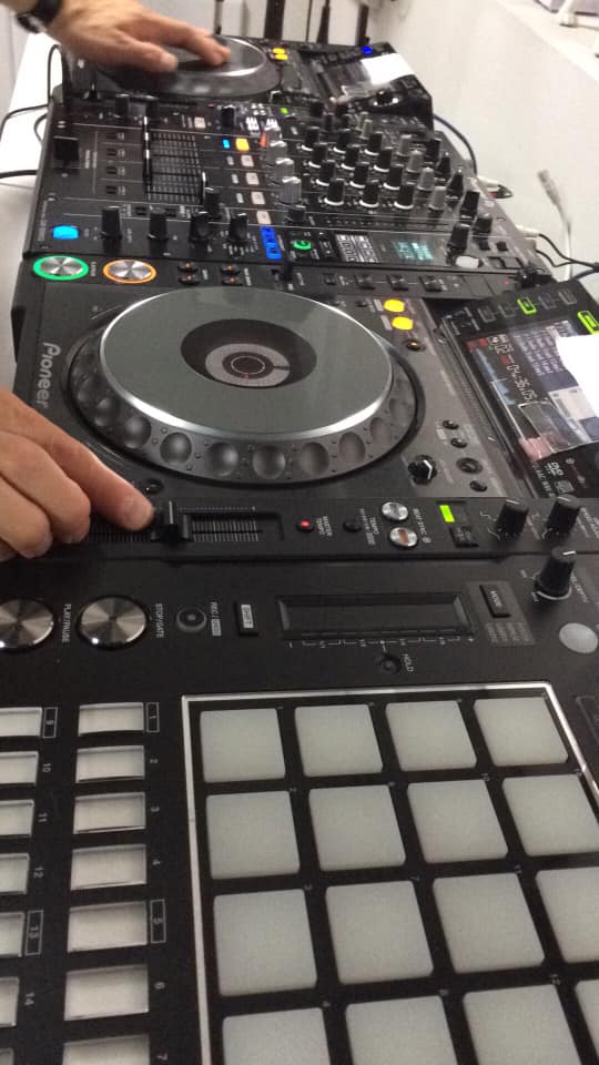 DJ Eduard Mix — setup lumini și sunet profesional nuntă